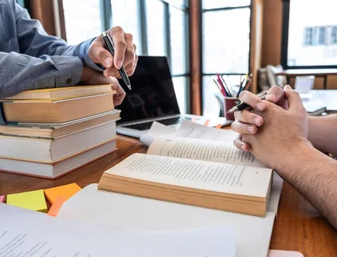 Les différences entre une filière universitaire et une école spécialisée