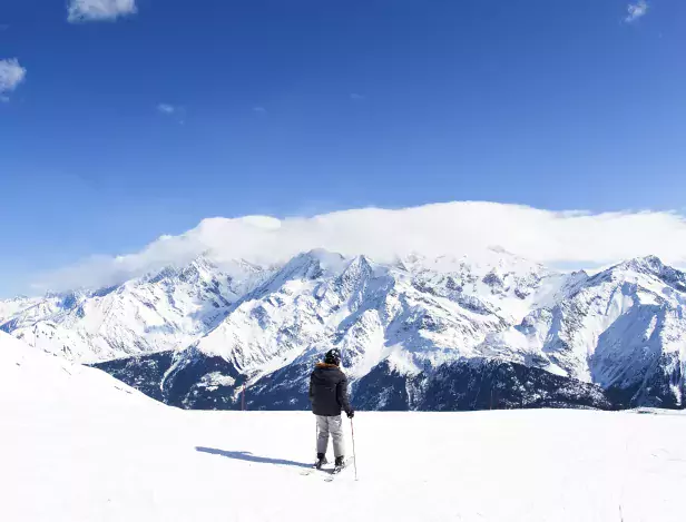 winter-ski-panorama-in-the-alps