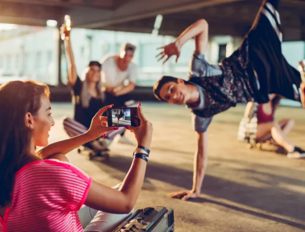 jeune-qui-fait-du-sport-en-se-filmant-pour-les-r&eacute;seaux-sociaux